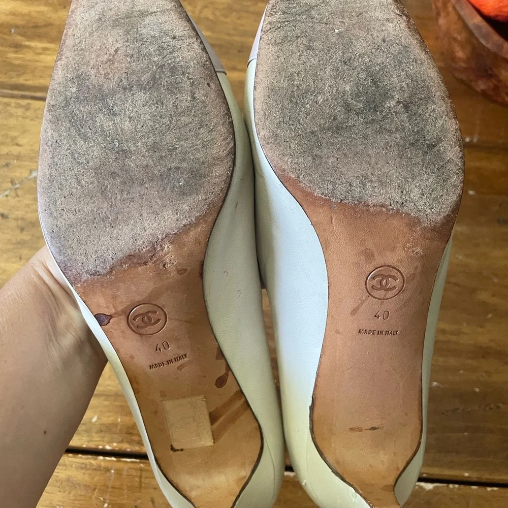 Vintage 80s Chanel Leather Heels Pumps Cap Toe Beige Ivory Size 40 Made In Italy - Picture 4 of 11